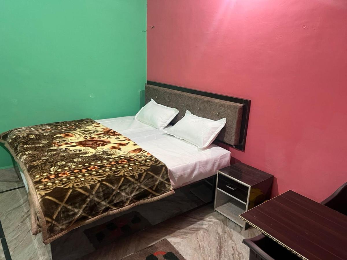 Indiana Home Stay Khajuraho Bagian luar foto