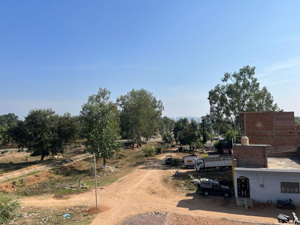 Indiana Home Stay Khajuraho Bagian luar foto